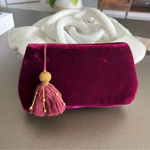 Shiraleah Chicago Burgundy Velvet Clutch Bag with Tassel Charm - Picture 1 of 7